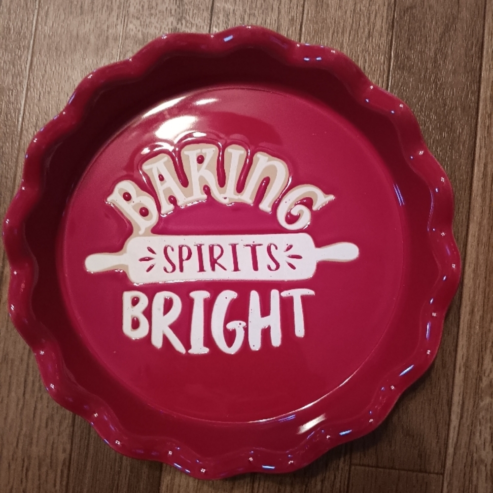 NWOT, JUST PRICE STICKER ON BOTTOM Red Baking Spirits Bright Pie Dish
